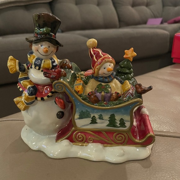 Music box. Plays jingle bells